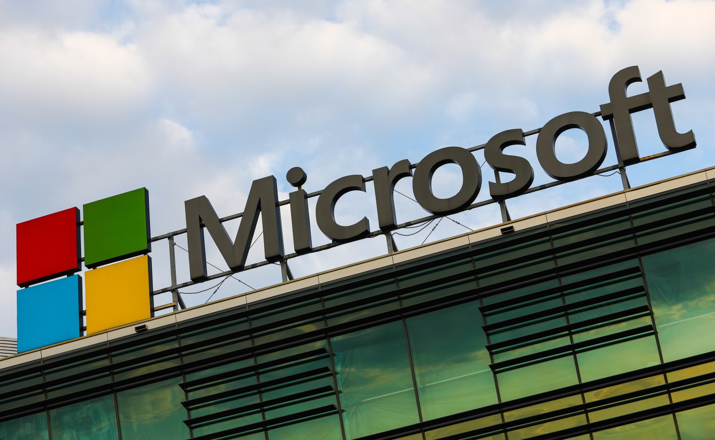 Microsoft to require U.S. employees to be fully vaccinated