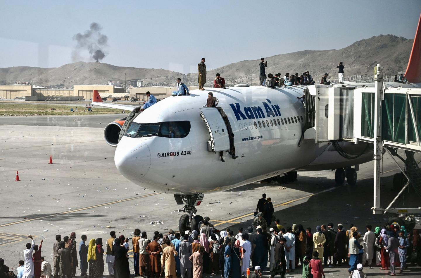 Crowds at airport in Kabul, Afghanistan