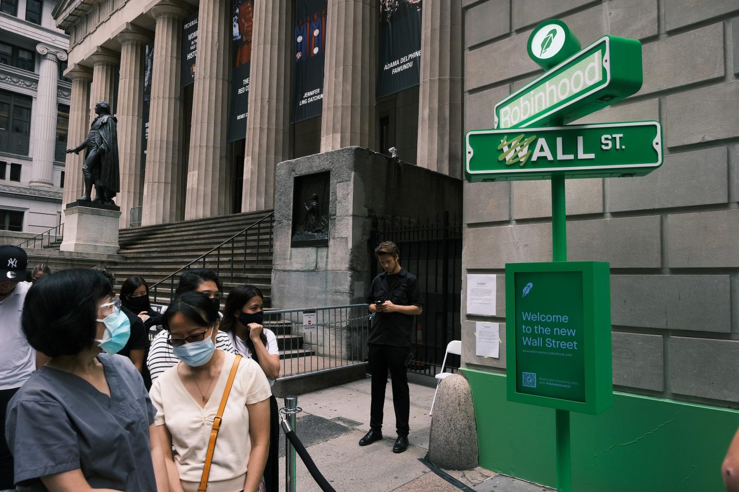 Robinhood shares slide 28% after big investors file to unload stakes
