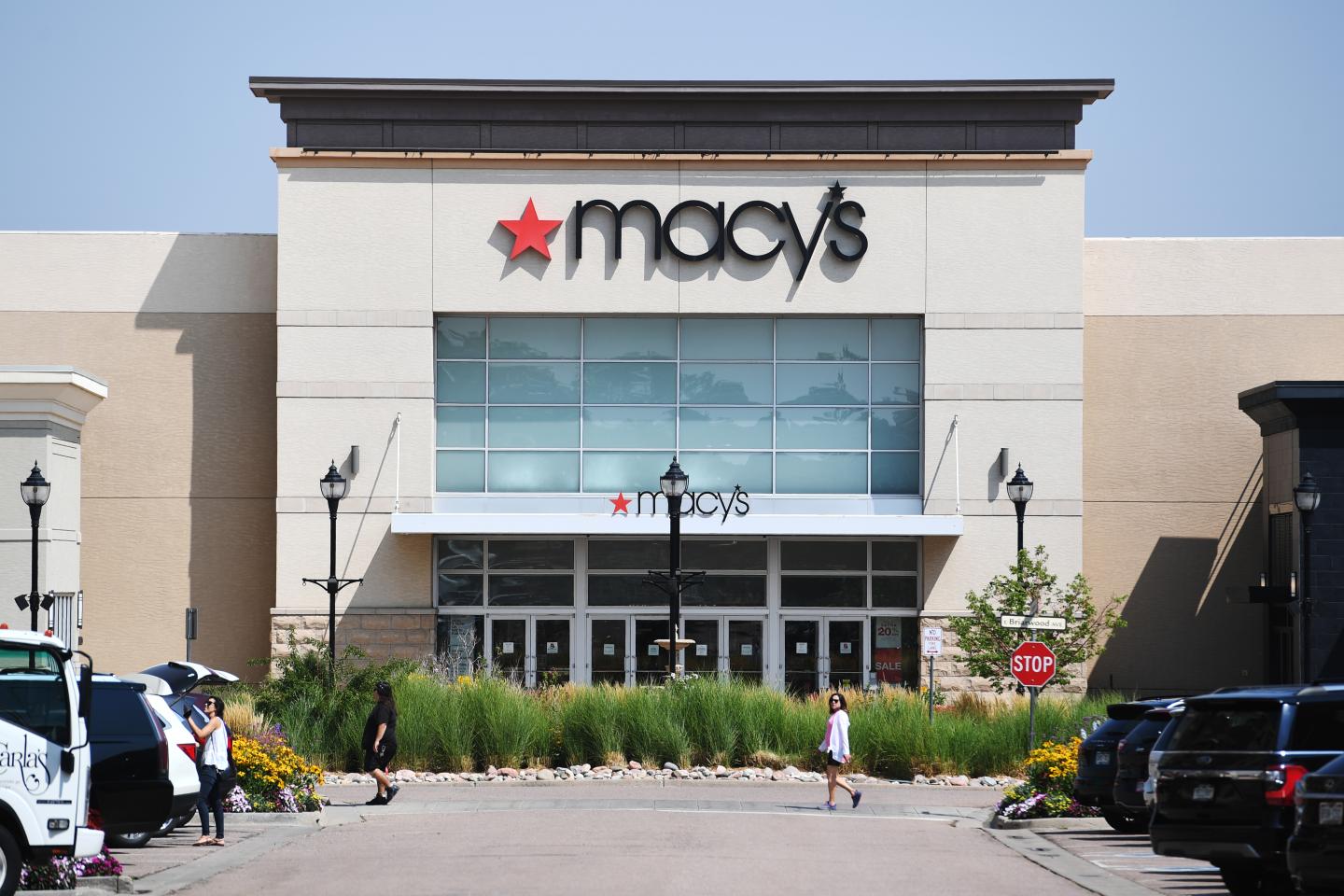 Macy’s and Kohl’s show signs of a comeback, but the threat of Amazon looms large
