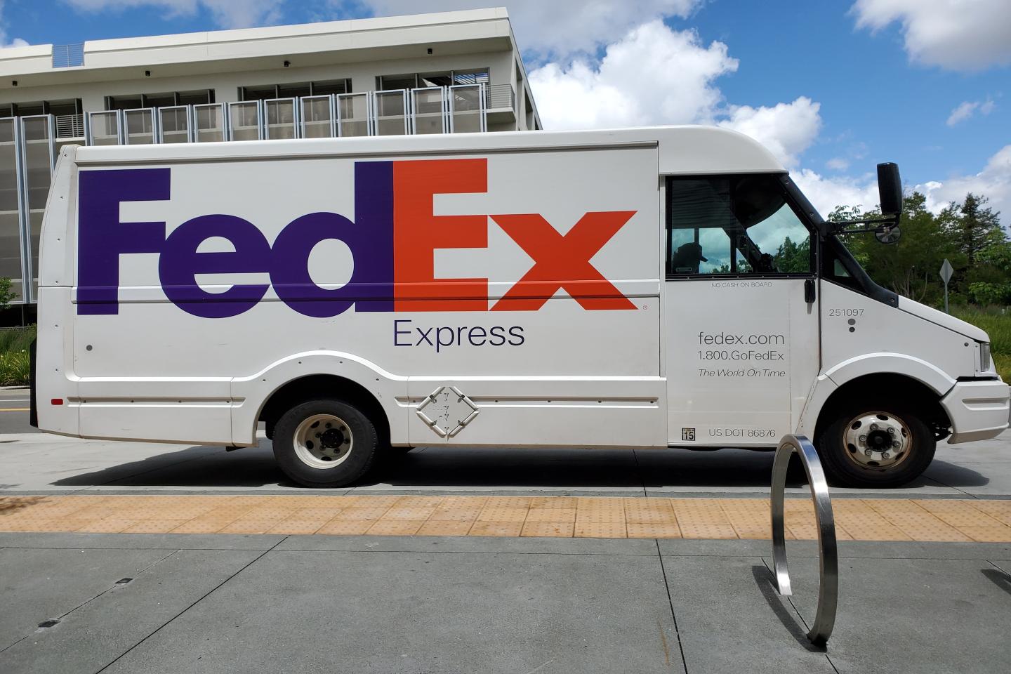 FedEx to spend $100 million on improving delivery-vehicle safety