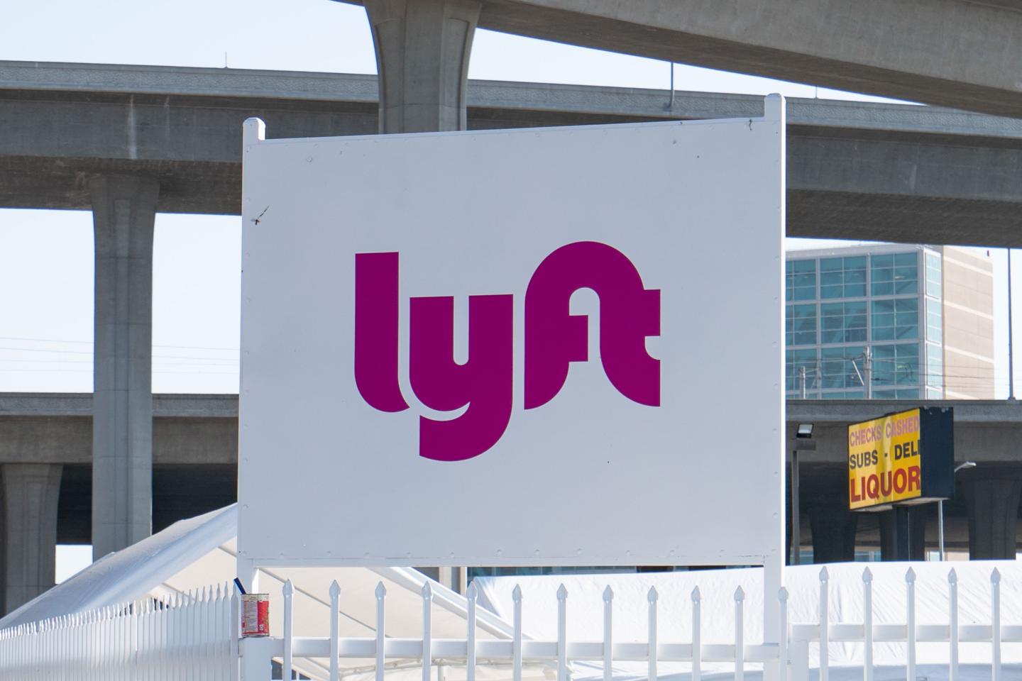 Lyft and Uber to pay legal fees to drivers sued under Texas abortion law