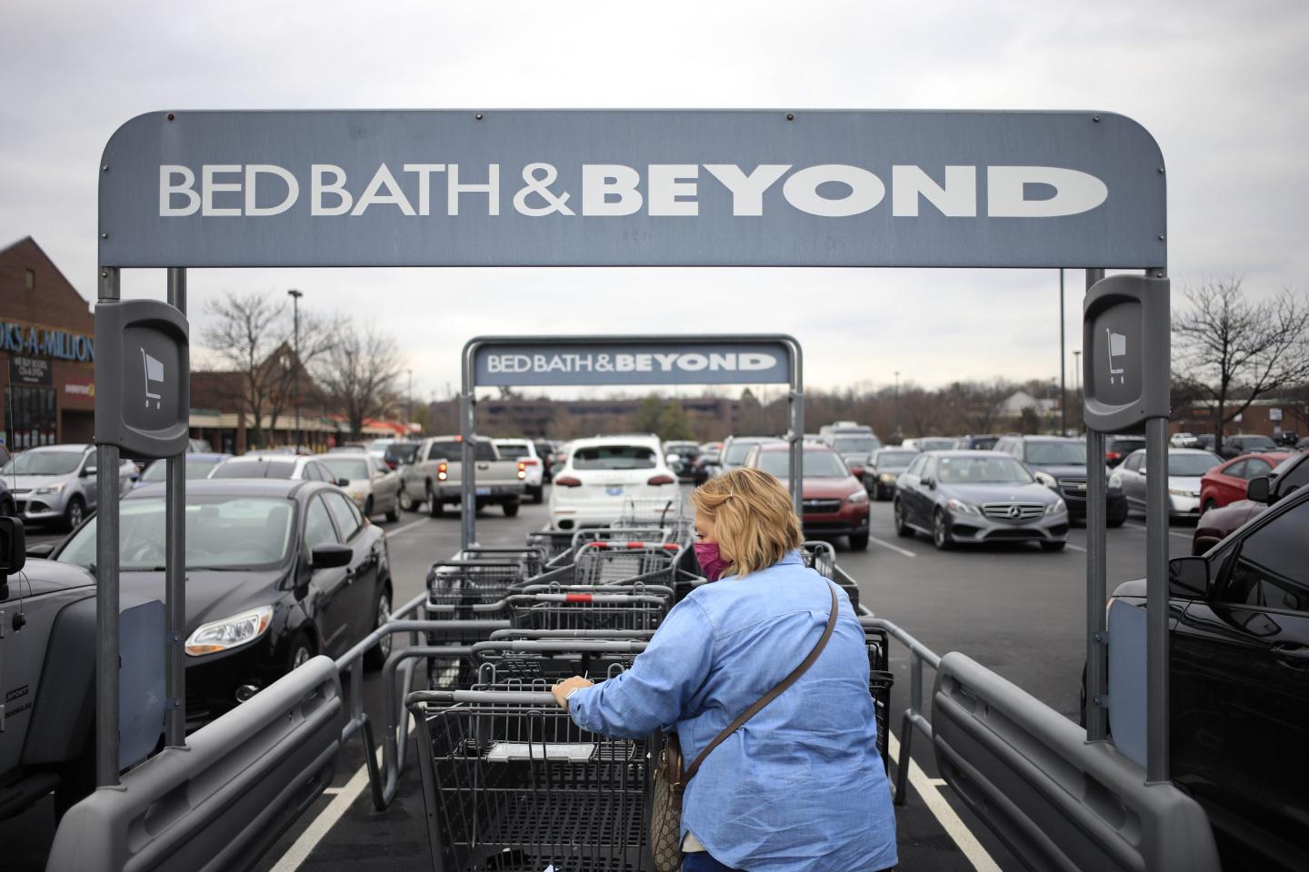 Bed Bath & Beyond shares tumble 26% as turnaround stalls