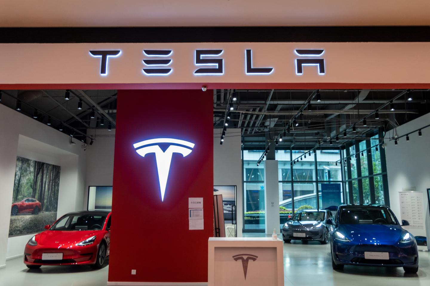 Tesla tries new trick to get around state car dealership laws