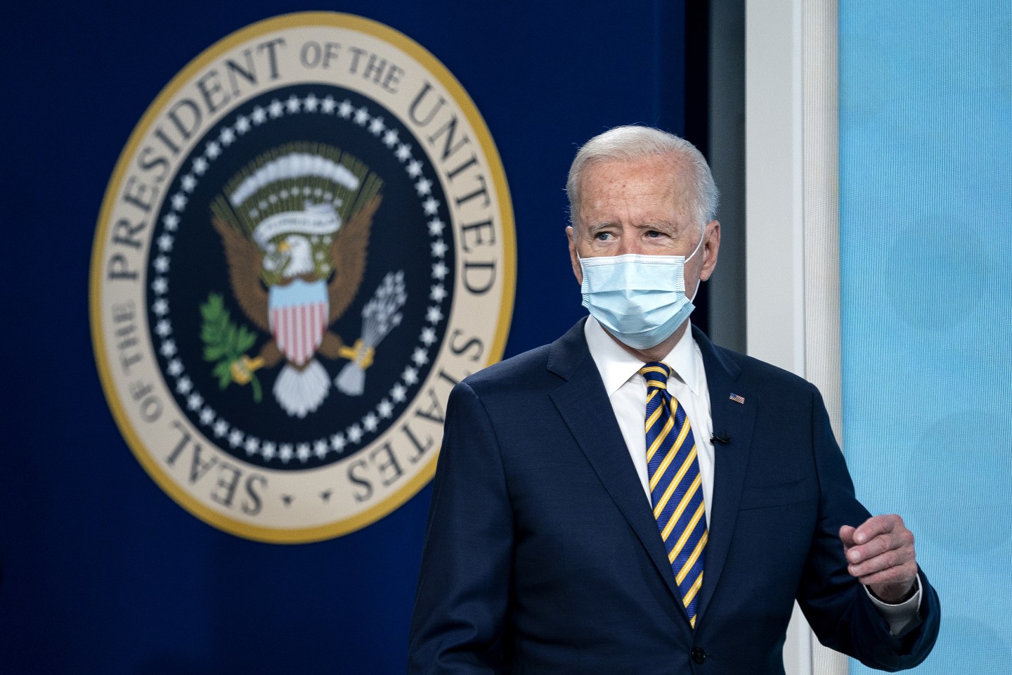 U.S. to ease travel restrictions for fully vaccinated foreigners