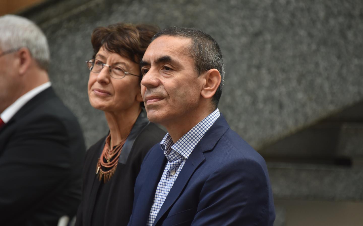 17 September 2021, North Rhine-Westphalia, Cologne: The physicians Ugur Sahin (r) and Özlem Türeci. Cologne honors the Biontech founders in the city hall.