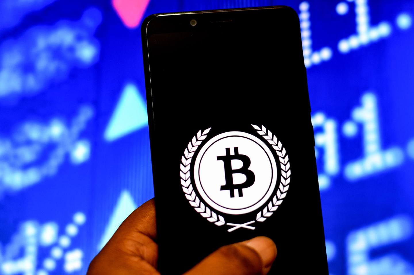 Whoops! Bitcoin briefly crashes to $5,402 on network glitch