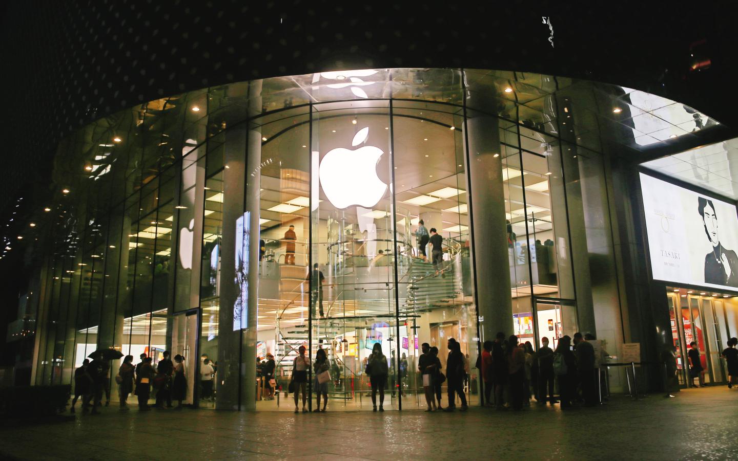 In rare move, Apple Store workers to get bonuses next month