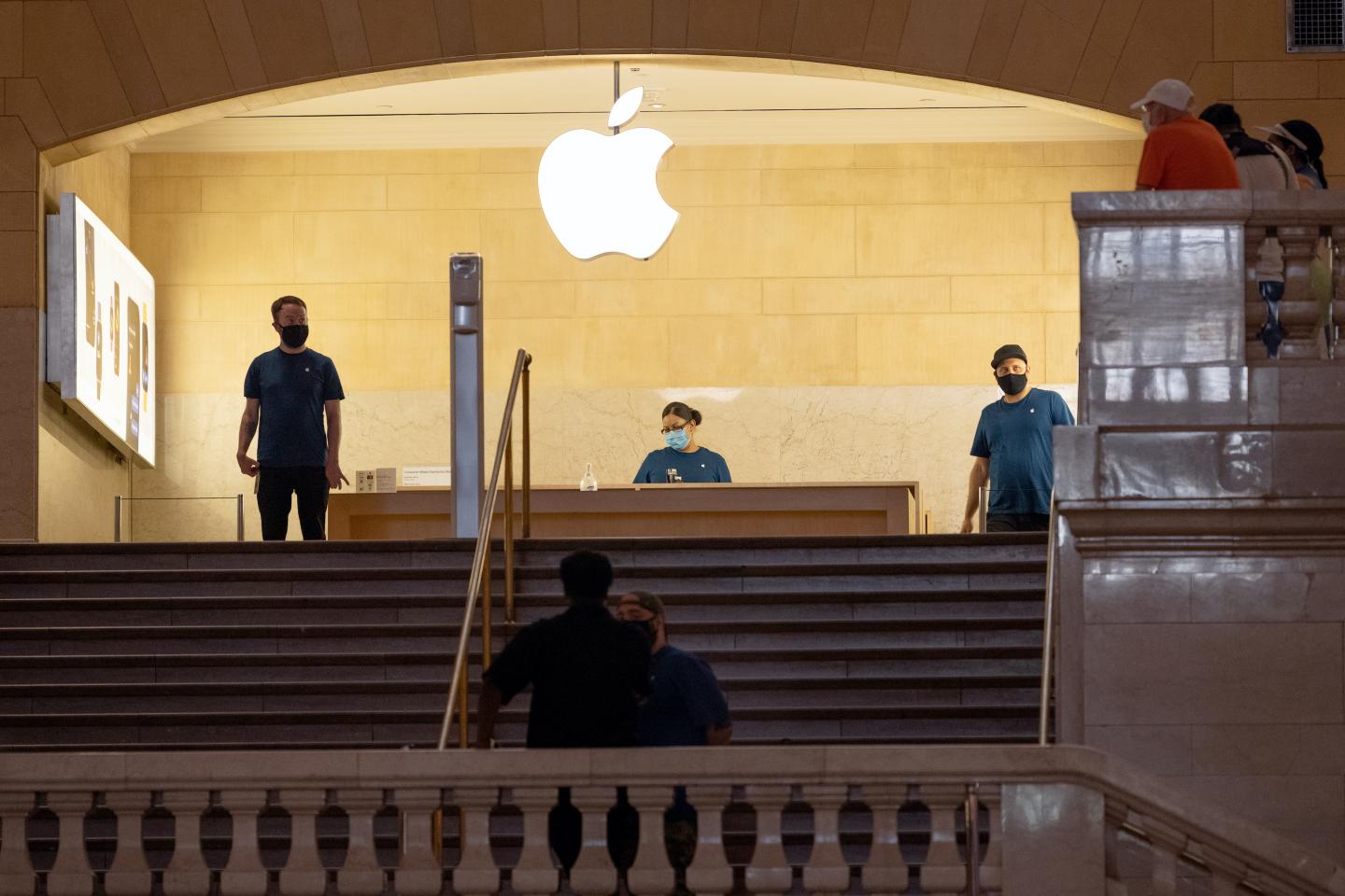 Apple to require all U.S. employees to report vaccination status