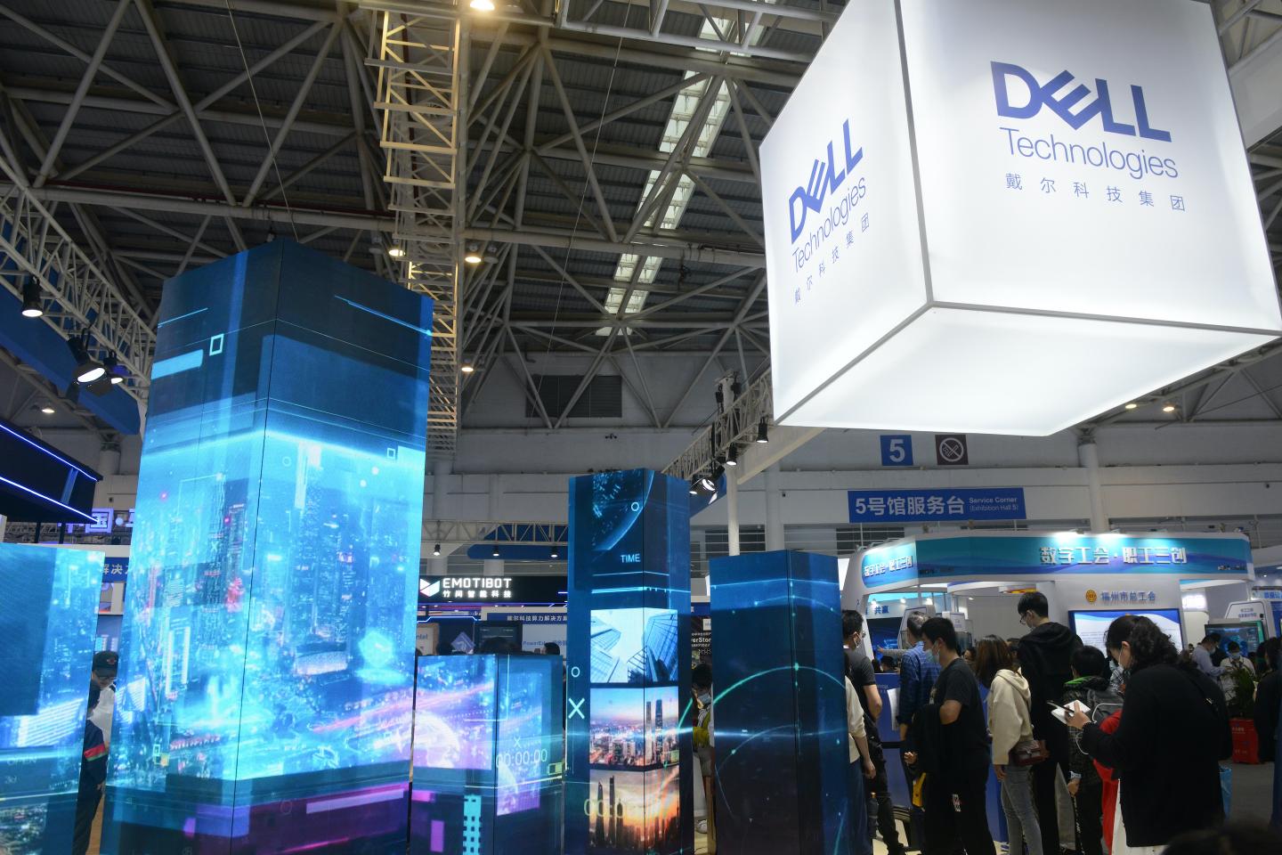 Dell sets 3%-4% growth target through 2026, launches share buyback program