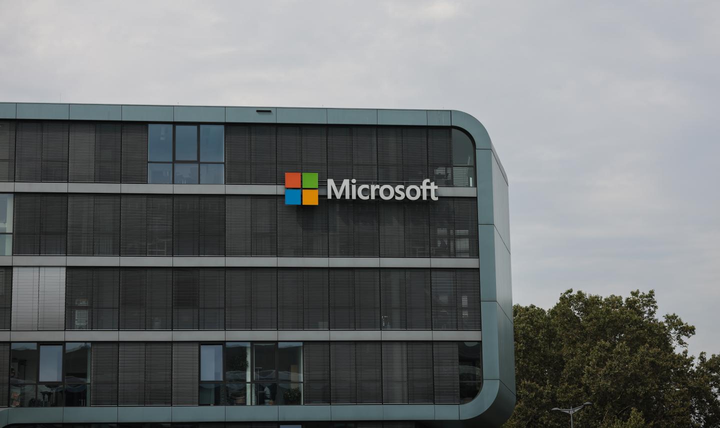 Microsoft amps up hardware push with 5G phone, pro laptop