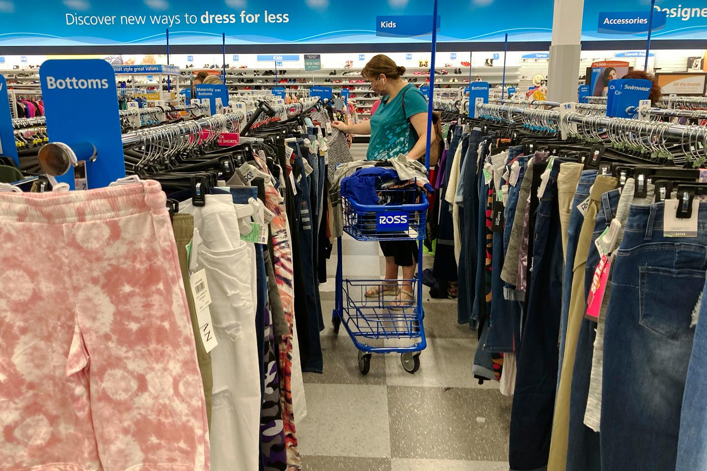 U.S. consumer spending went up 0.8% in August despite inflation and surging COVID cases