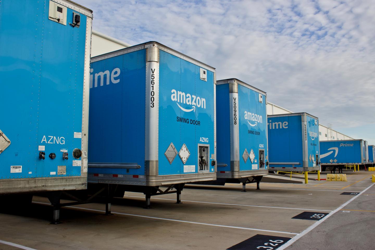 Amazon’s paltry sales growth shows why it needs more stores