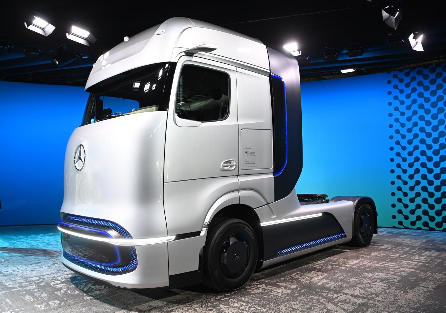 Mercedes-Benz parent Daimler disrupts itself as shareholders vote for breakup