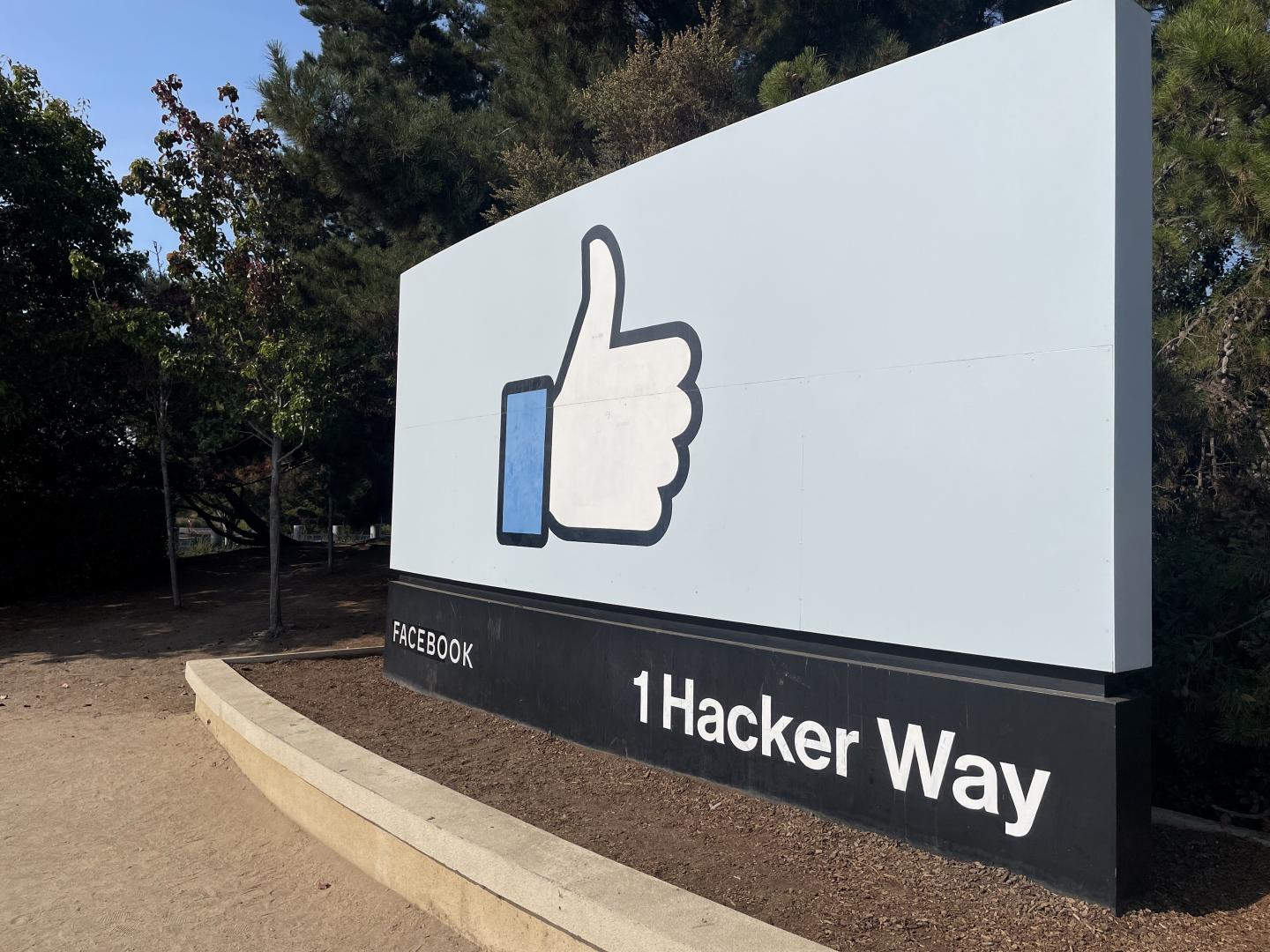 Facebook outage sends millions of new users to Signal and Telegram