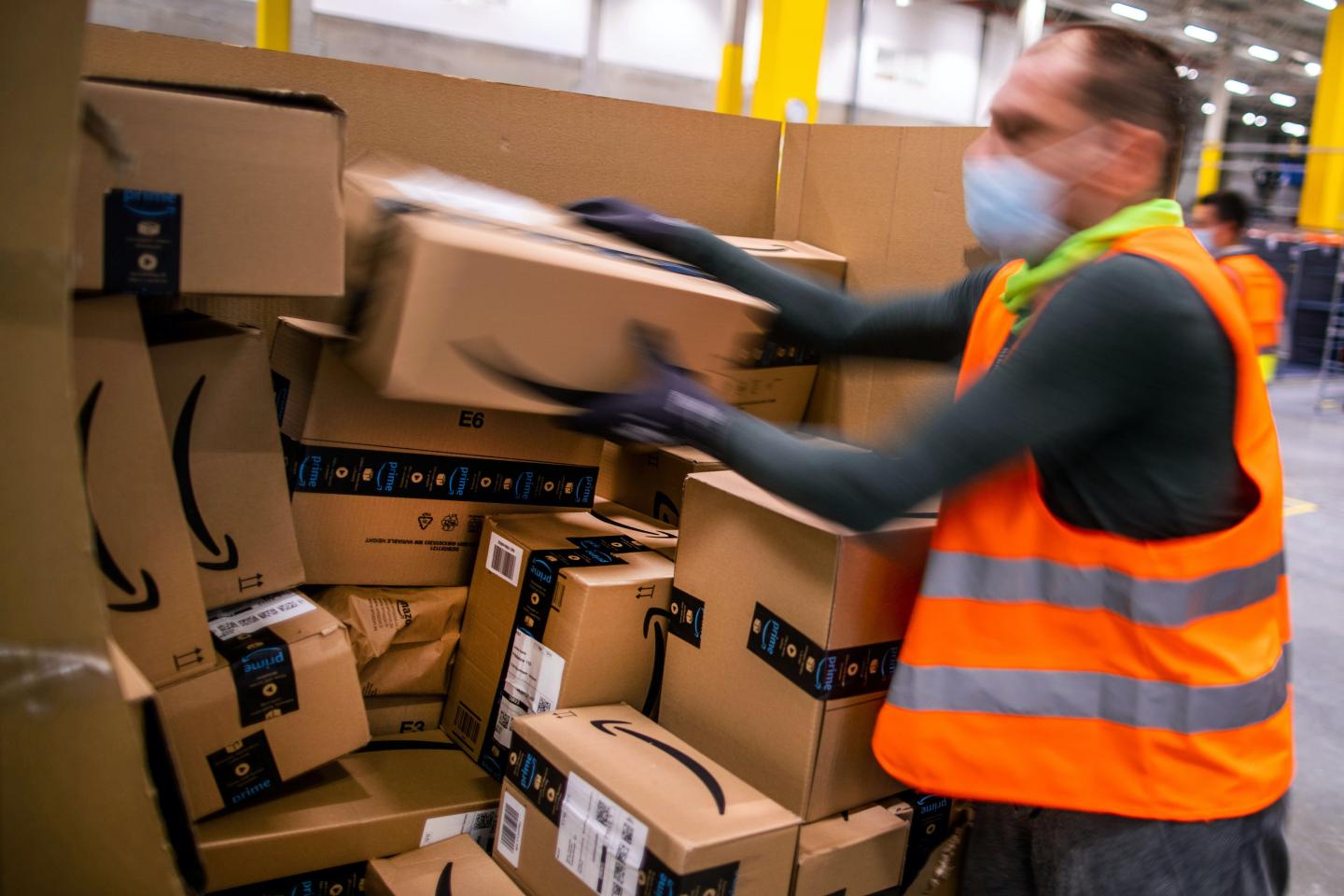 Amazon is hiring 150,000 seasonal workers for the holidays
