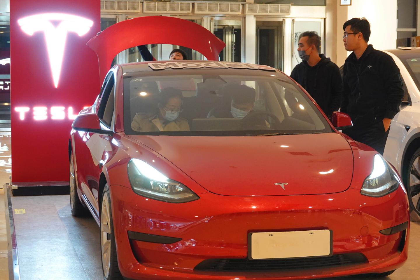 5 hot-button issues facing Tesla as it looks to join $1 trillion club