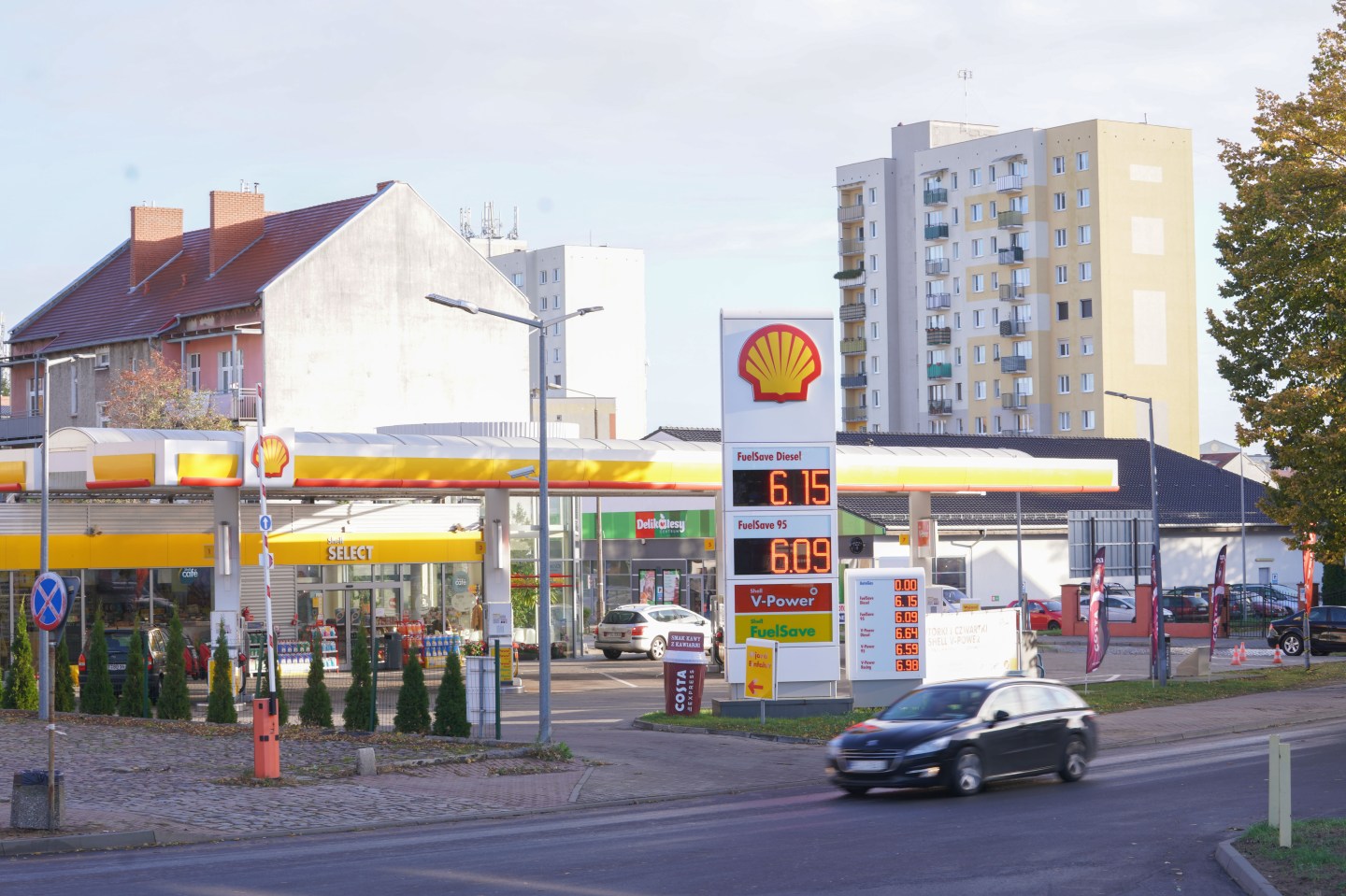 View on Saturday morning, 23.10.2021 on a Shell gas station in Poland, near the German-Polish border.