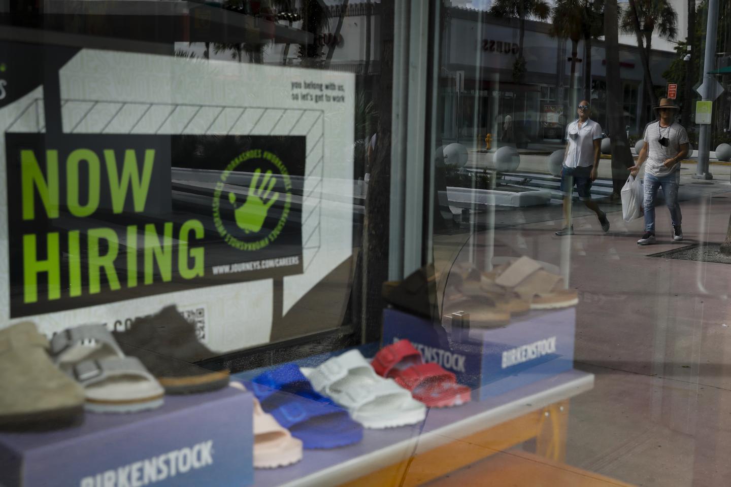 Unemployment claims fall to a pandemic low 281,000