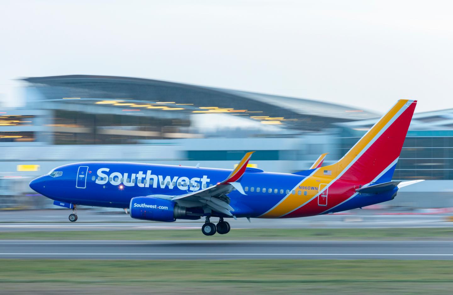 Southwest Airlines says it will follow federal vaccine mandate, ignore Texas ban