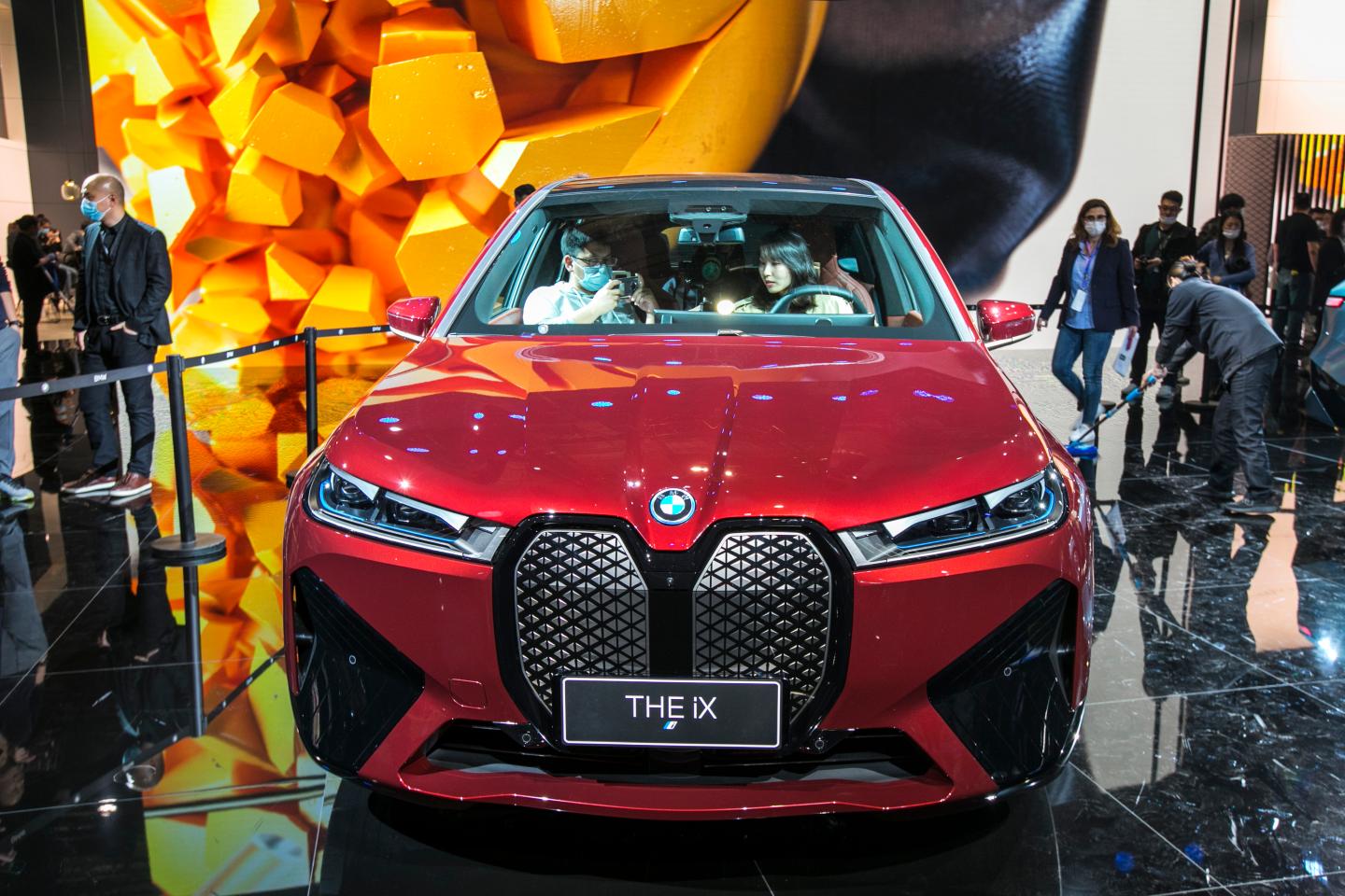 BMW’s new electric SUV is ugly and dull—but looks can be deceiving