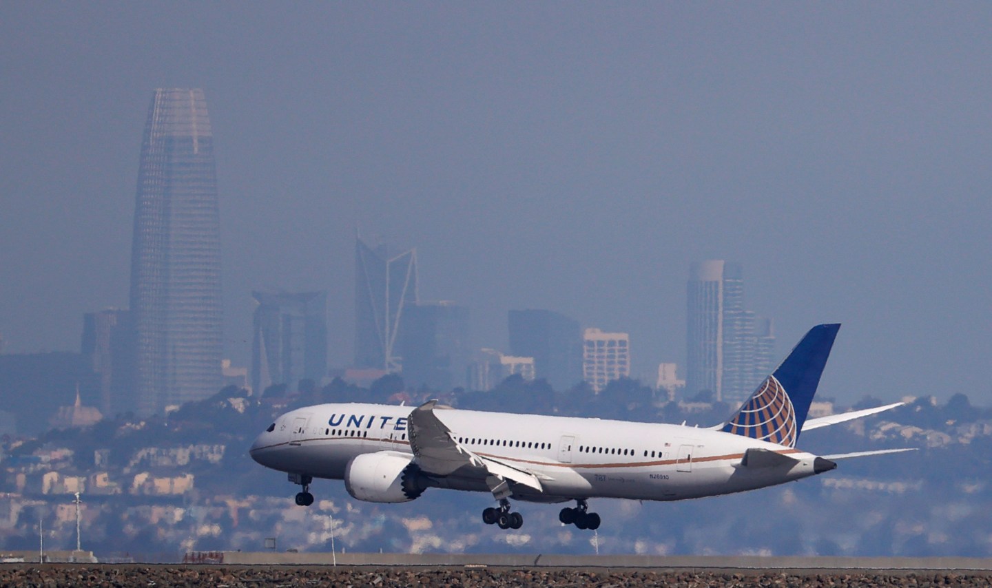 SAN FRANCISCO, CALIFORNIA &#8211; OCTOBER 19: A United Airlines 787 Dreamliner lands at San Francisco International Airport on October 19, 2021 in San Francisco, California. United Airlines will report third-quarter earnings today after the closing bell on the Stock Exchange. (Photo by Justin Sullivan/Getty Images)