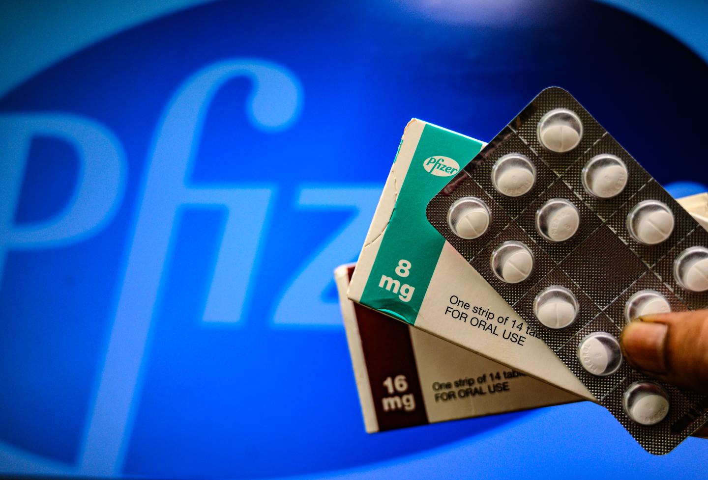 Antiviral COVID pills don’t eliminate the need to get vaccinated, doctors say