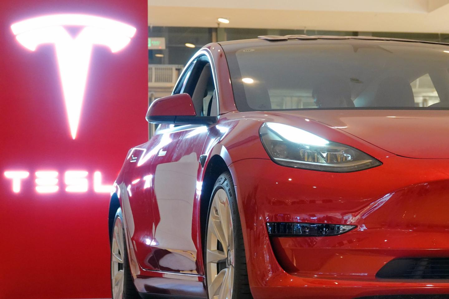 Musk says ‘no contract has been signed yet’ with Hertz, despite its announced order of 100,000 Tesla Model 3 cars