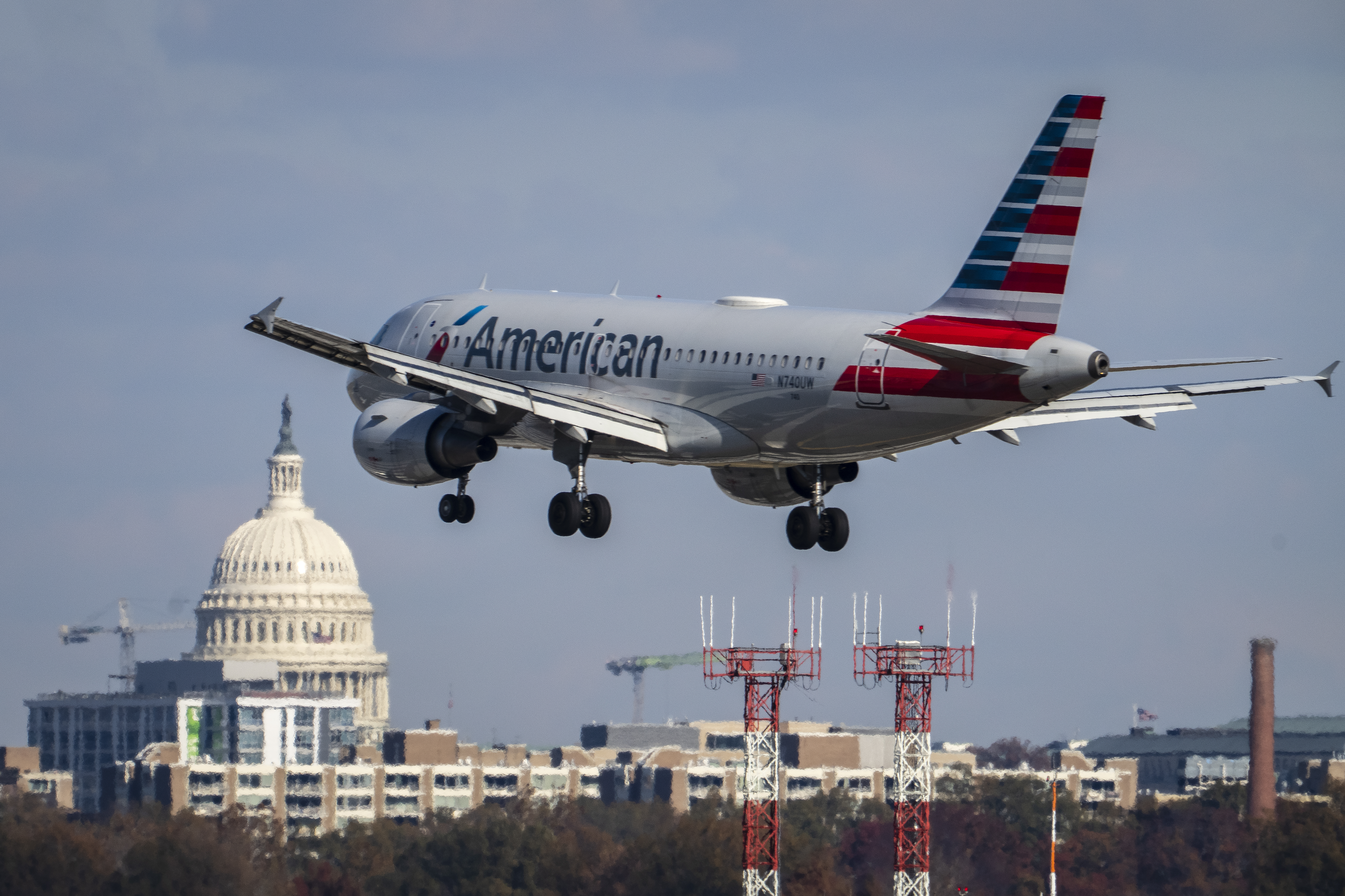 An American Airlines plan flying.