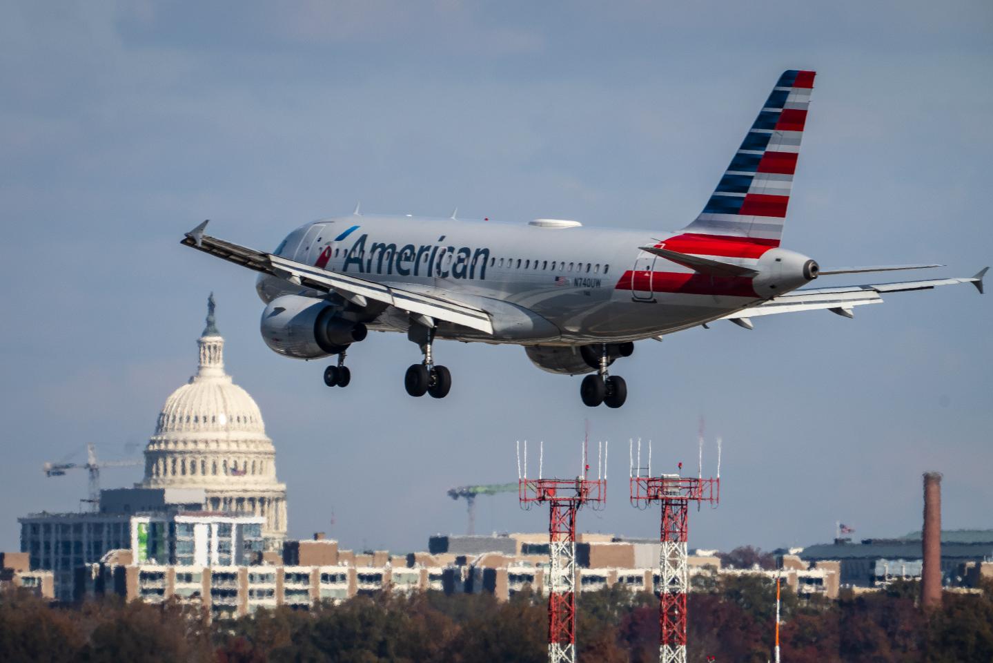 An American Airlines plan flying.