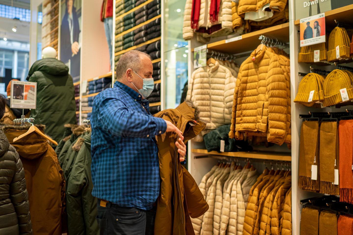 retail spending rises in october