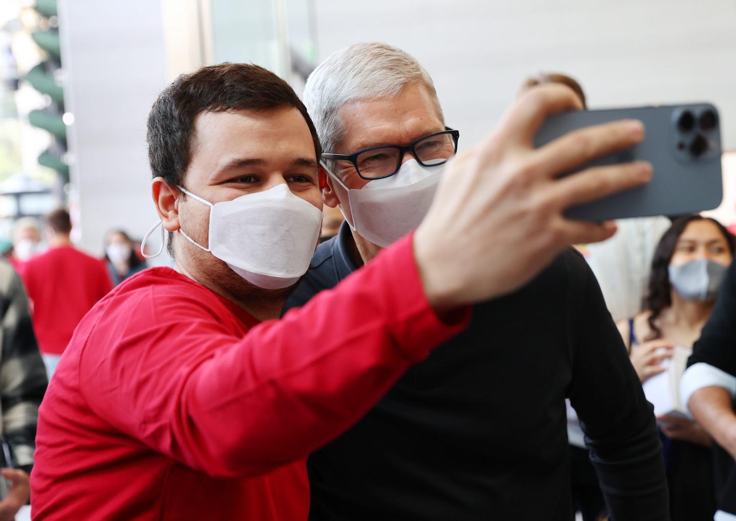 Time Cook and man take a selfie