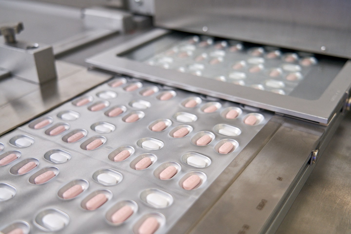 Pfizer pill reduces risk of COVID hospitalization and death by 89%, and should protect against Omicron