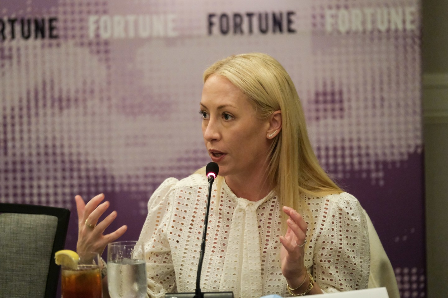 CONNECTING WITH YOUR CUSTOMERS With a pandemic and intense political divisions—not to mention ever-evolving digital tools—connecting with your customers has never been more complex. But this can also be a time for brands to reach out with meaningful messages, to be authentic and transparent, and to embrace a more inclusive vision. We hear from a diverse range of leaders on how their engagement with customers has shifted. Julia Hartz, Co-founder and CEO, Eventbrite Steven Wolfe Pereira, Co-founder and CEO, Encantos Cathy Polinsky, Vice President, Engineering, Shopify Moderator: Phil Wahba, FORTUNE