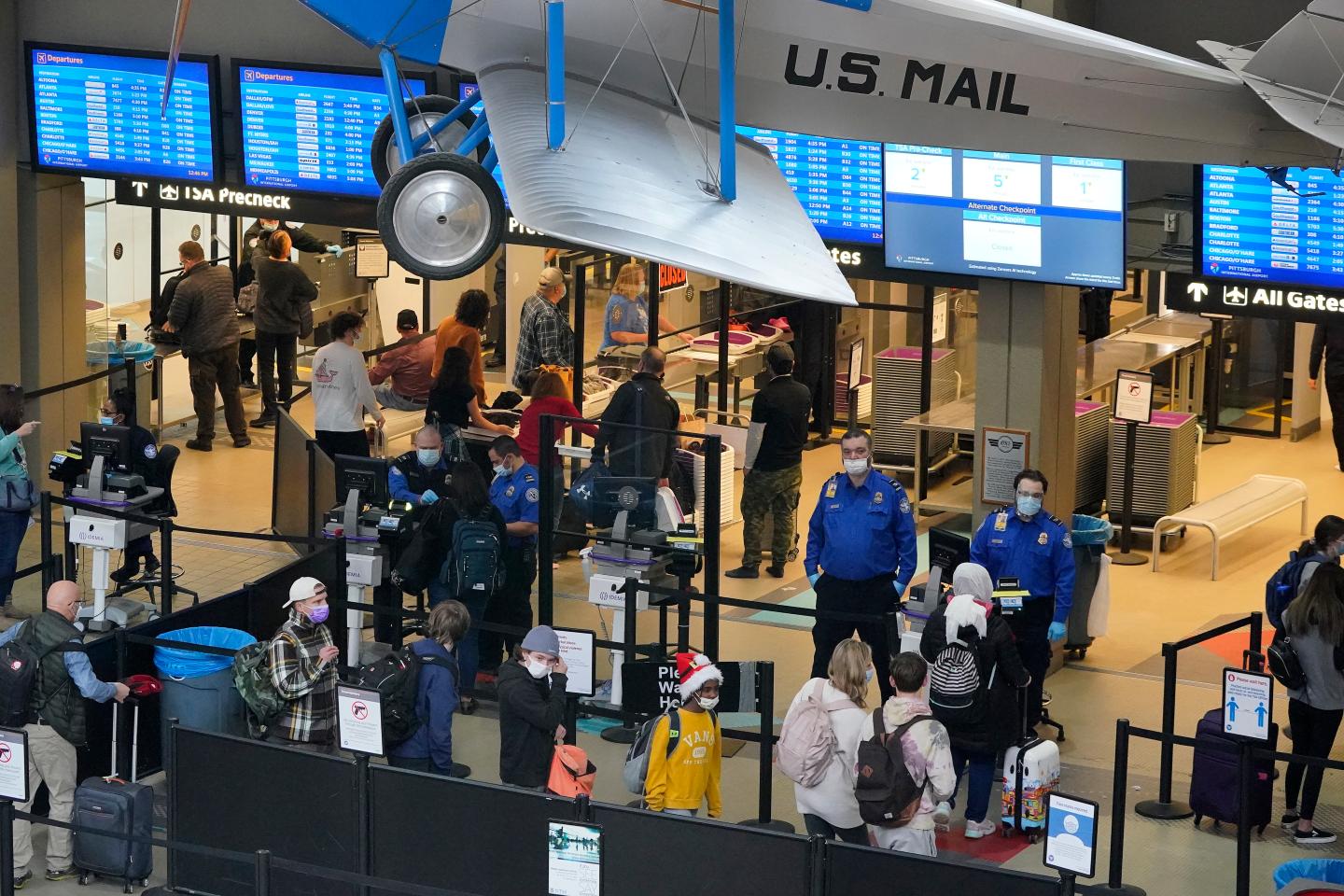 United, Delta, JetBlue continue to cancel hundreds of flights over holiday weekend