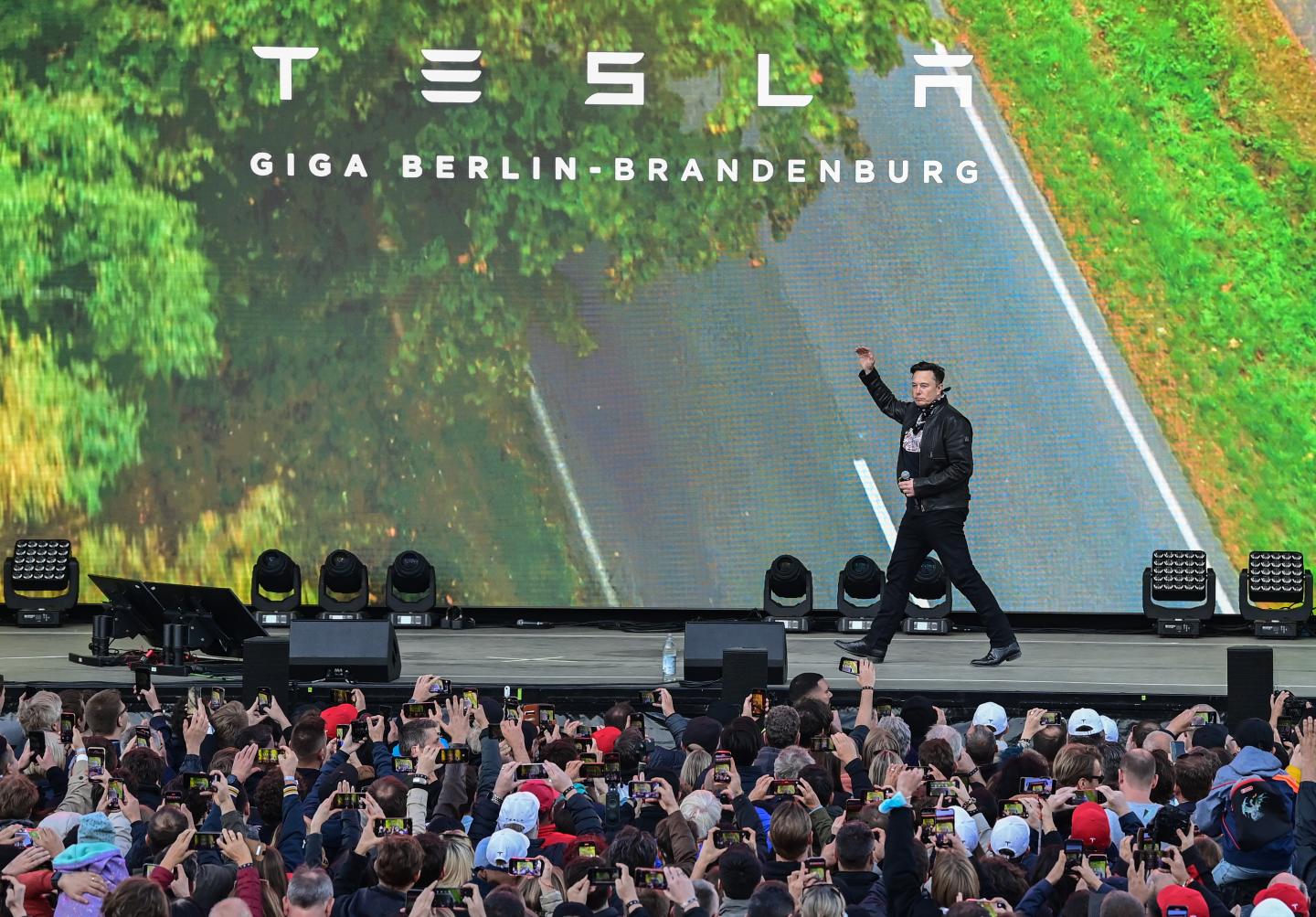 Elon Musk says he has now sold the 10% Tesla stake that Twitter told him to