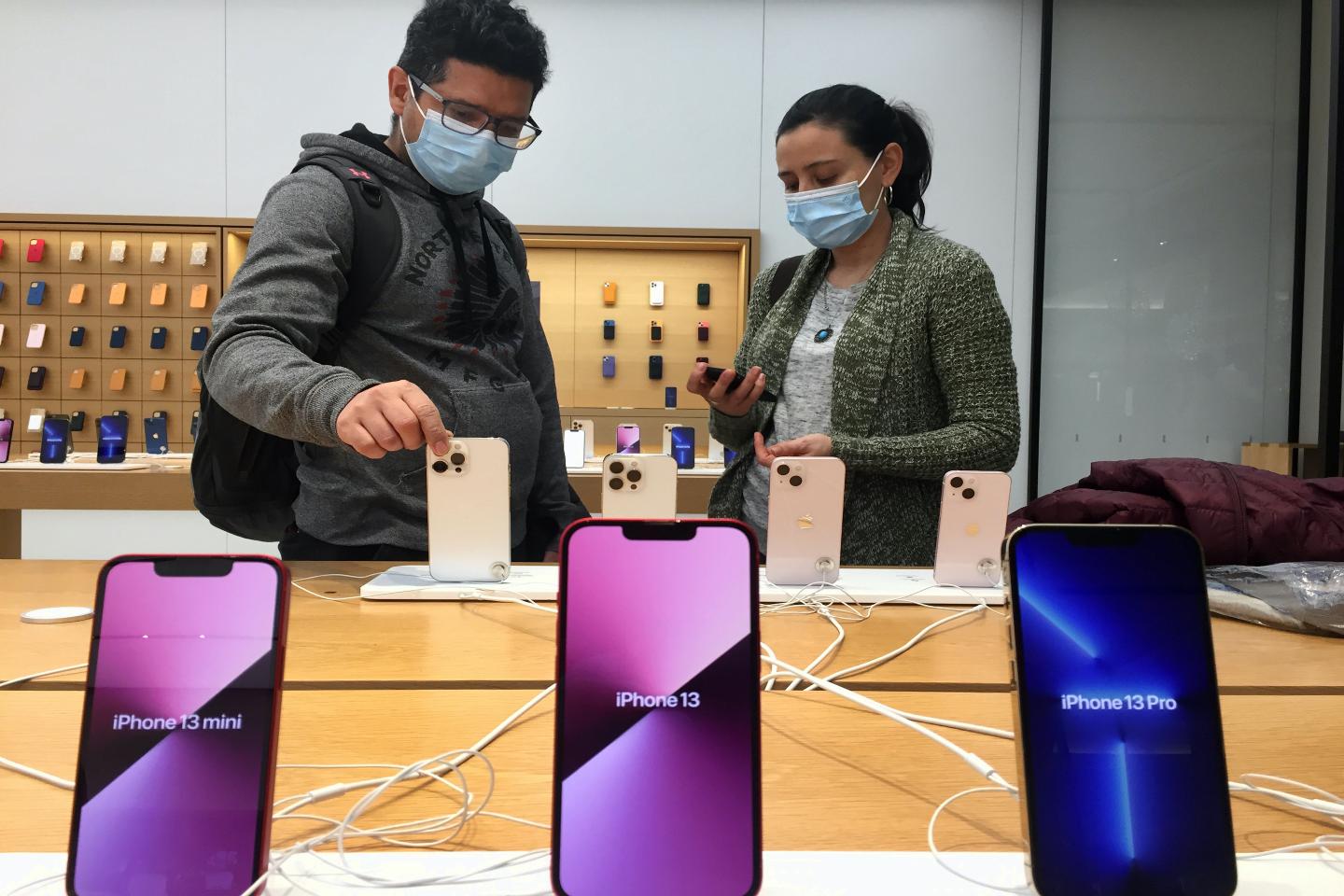 Apple shares fall 4.2% as demand for the iPhone 13 is down