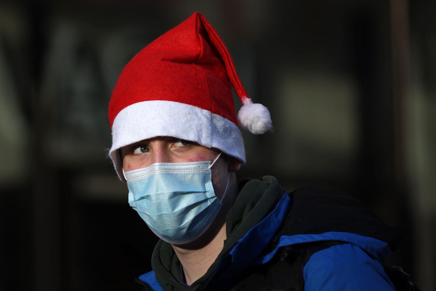 BRITAIN-HEALTH-VIRUS-CHRISTMAS
