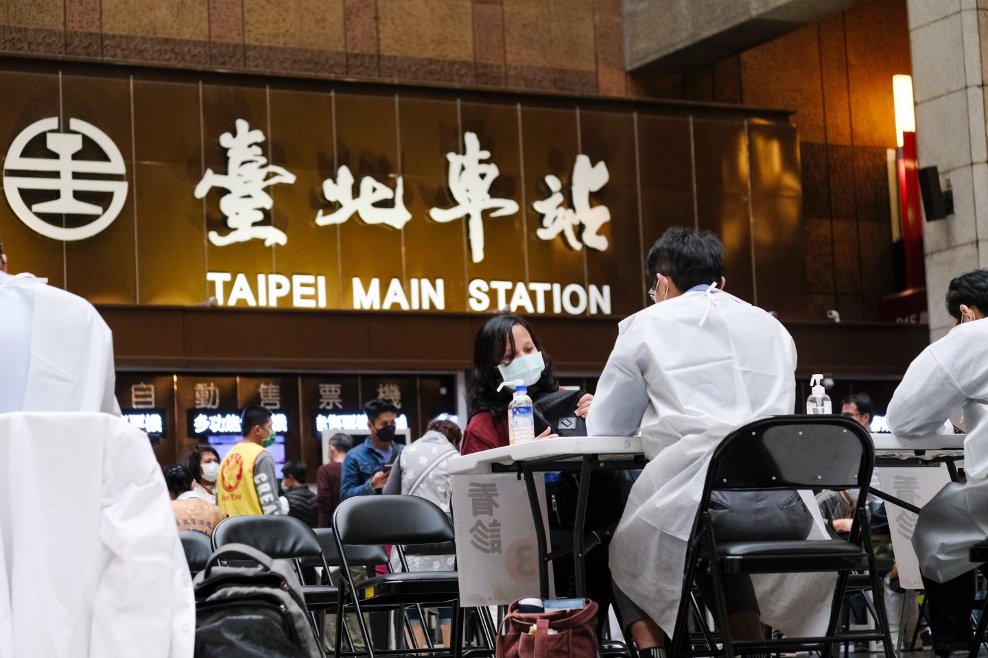 TAIPEI, TAIWAN &#8211; DECEMBER 10: A person registering for her inoculation at a popup walk-in COVID-19 vaccination center in Taipei Main station in Taipei, Taiwan, December 10, 2021. (Photo by Walid Berrazeg/Anadolu Agency via Getty Images)