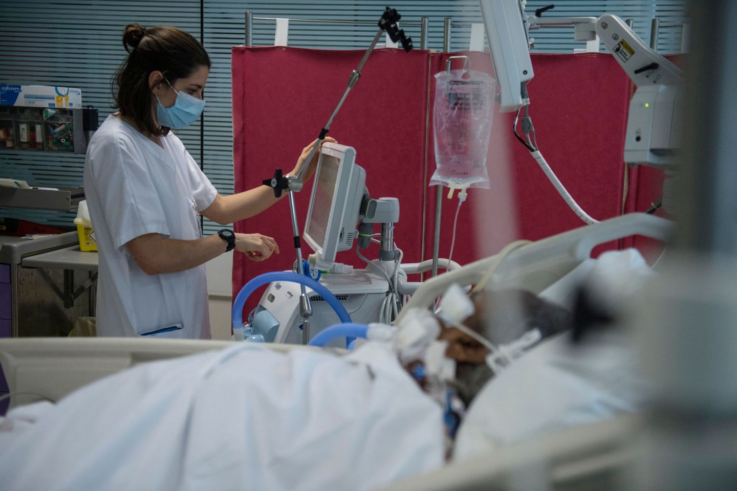 COVID toll hits 800,000 to close out year filled with death