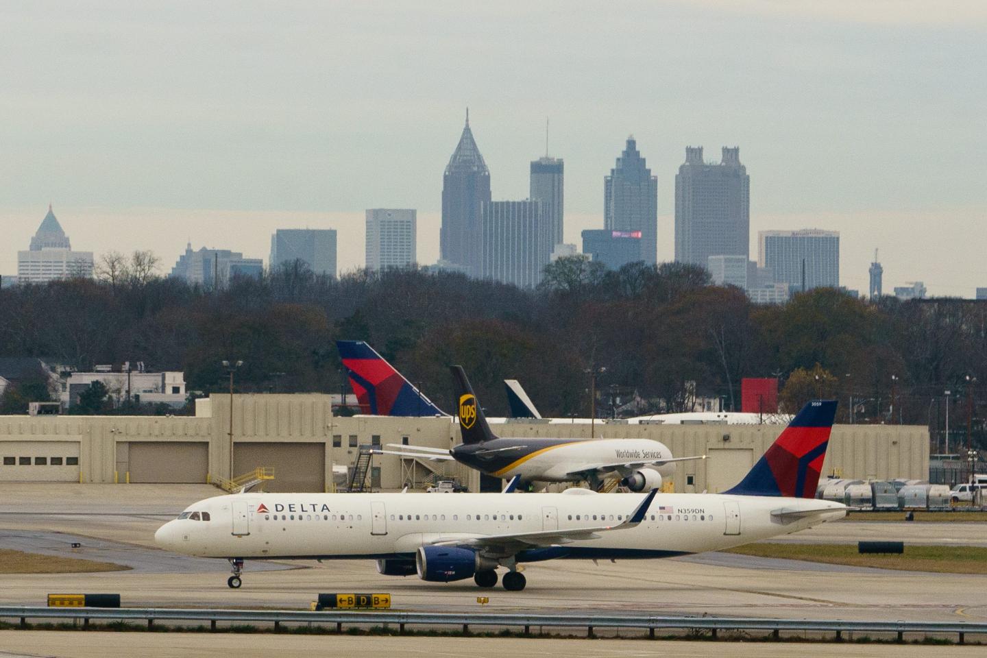 United and Delta cancel hundreds of flights over holiday weekend as Omicron knocks out flight crews and ground personnel