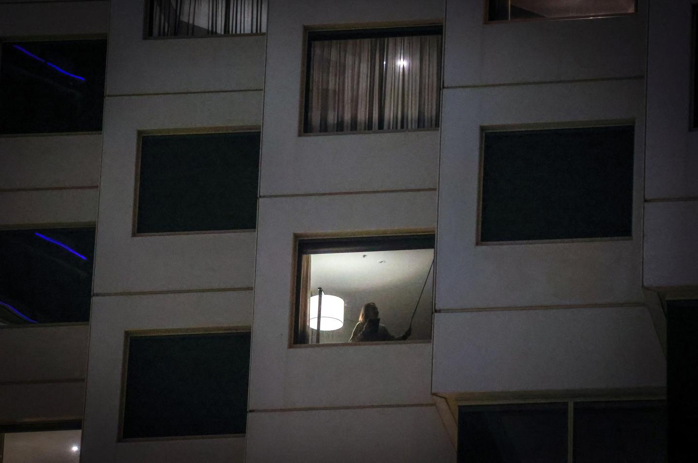 Omicron’s spread across a Hong Kong hotel hallway raises transmission concerns