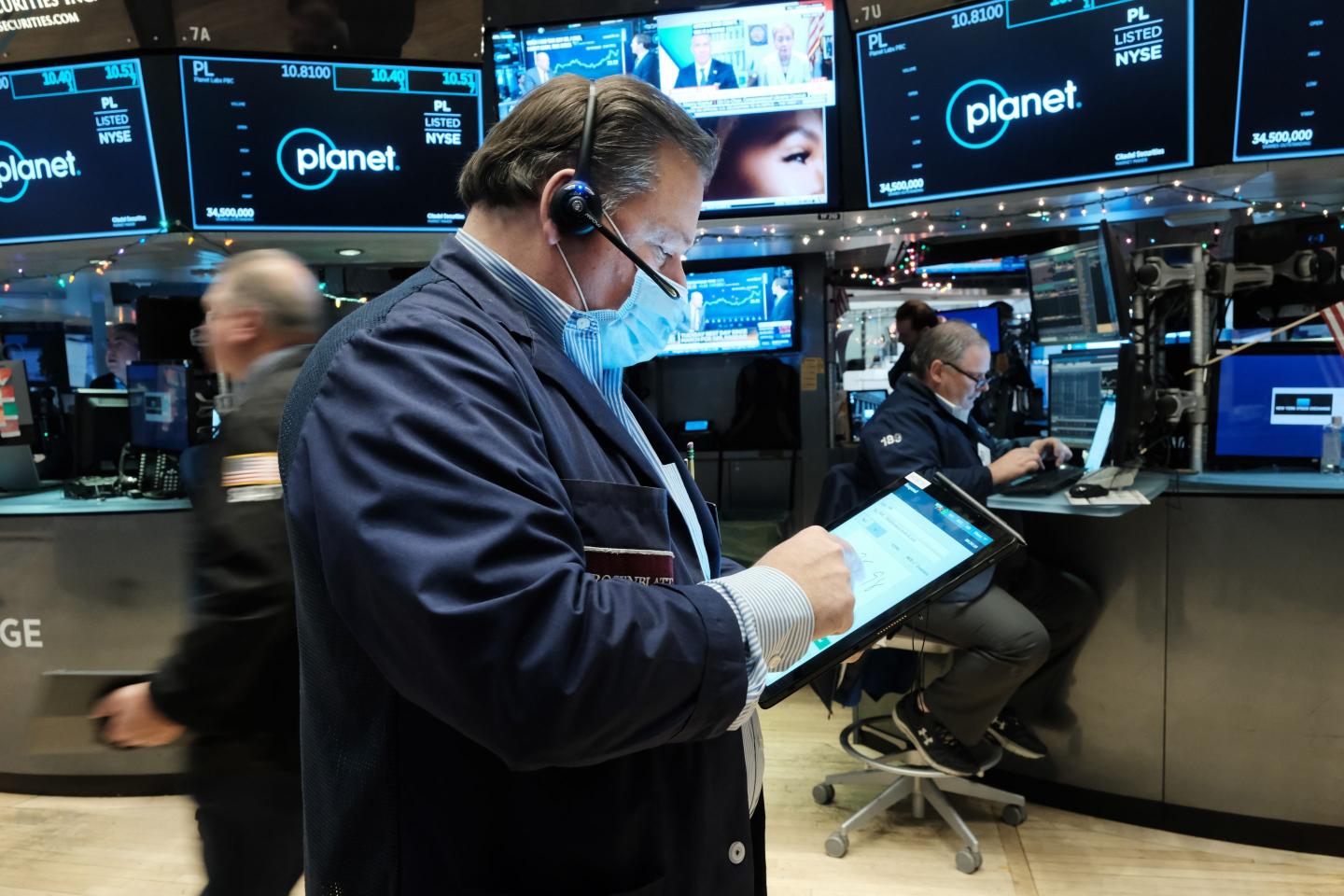 U.S. stocks notch higher on Omicron optimism while Evergrande debt clouds darken