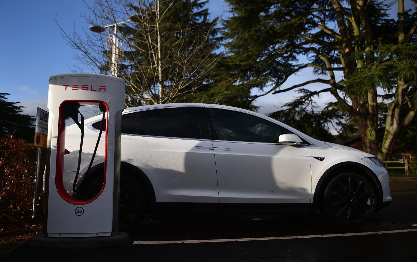 Gaming while driving: Tesla allows it, Mercedes does recall