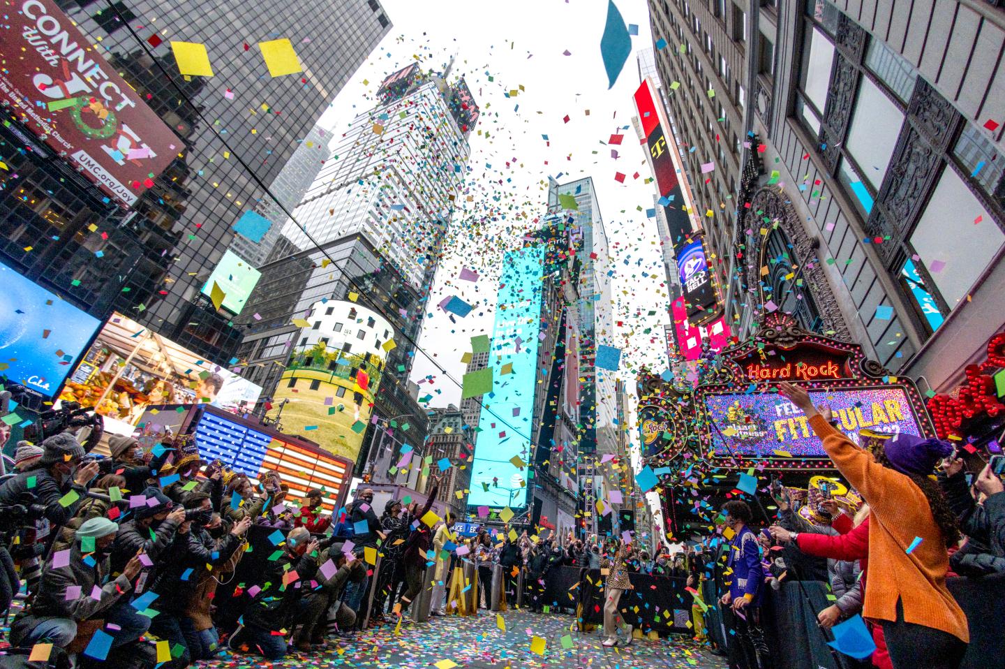 How Fauci and other health experts are recommending Americans ring in the new year