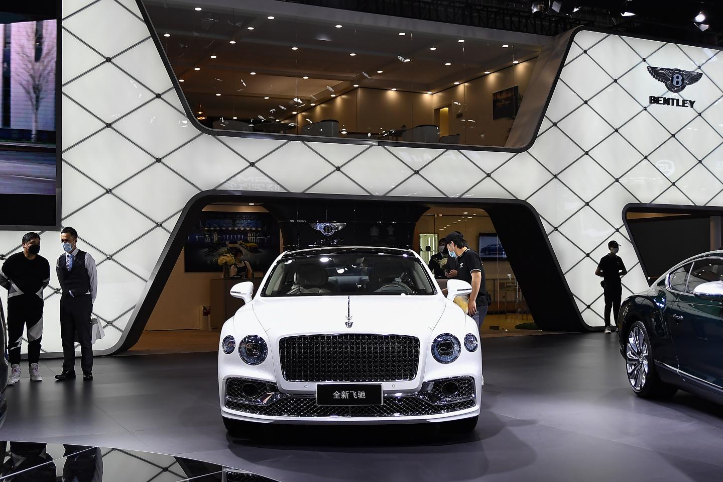 The 2022 Bentley Flying Spur Hybrid can take you 450 miles in luxury—but feels ‘gutless’ on the open road