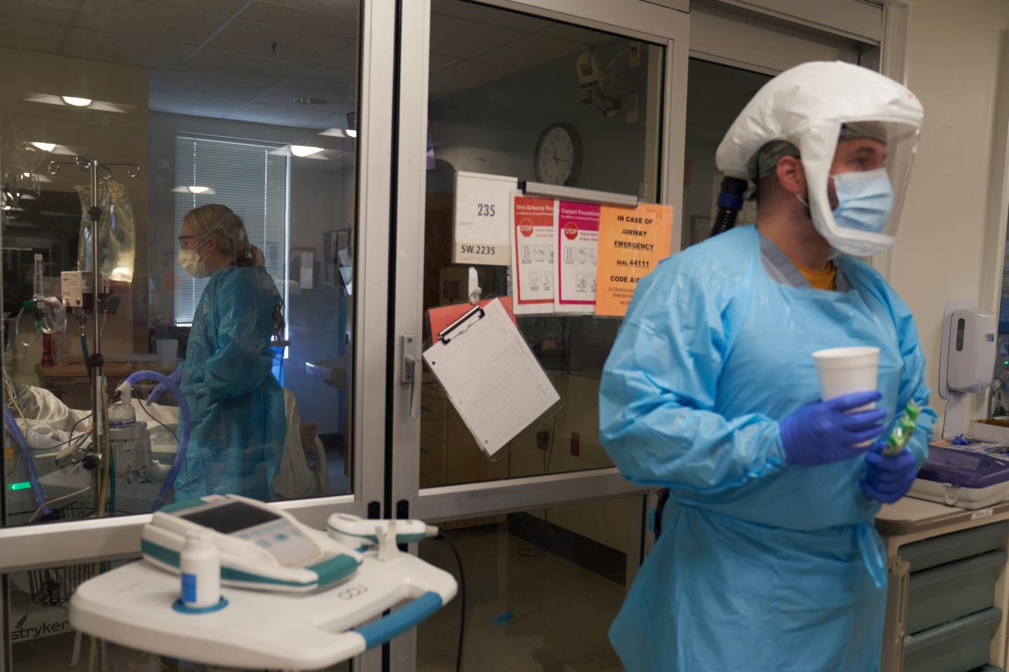 Health care workers treating COVID patients in a hospital.