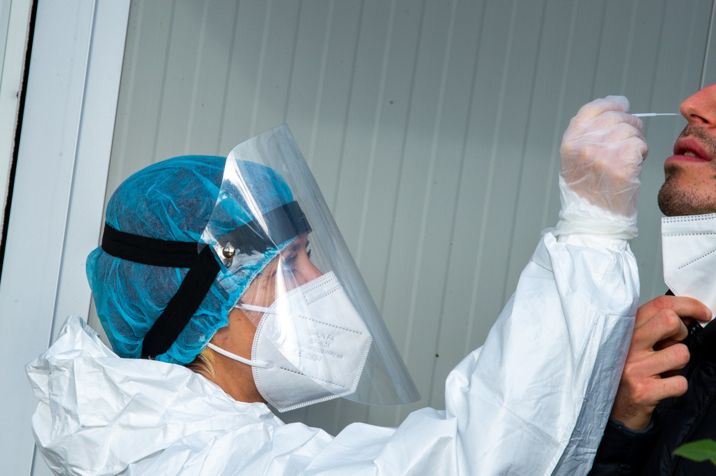 COVID virus loses 90% of its ability to infect after 20 minutes in the air, new study says