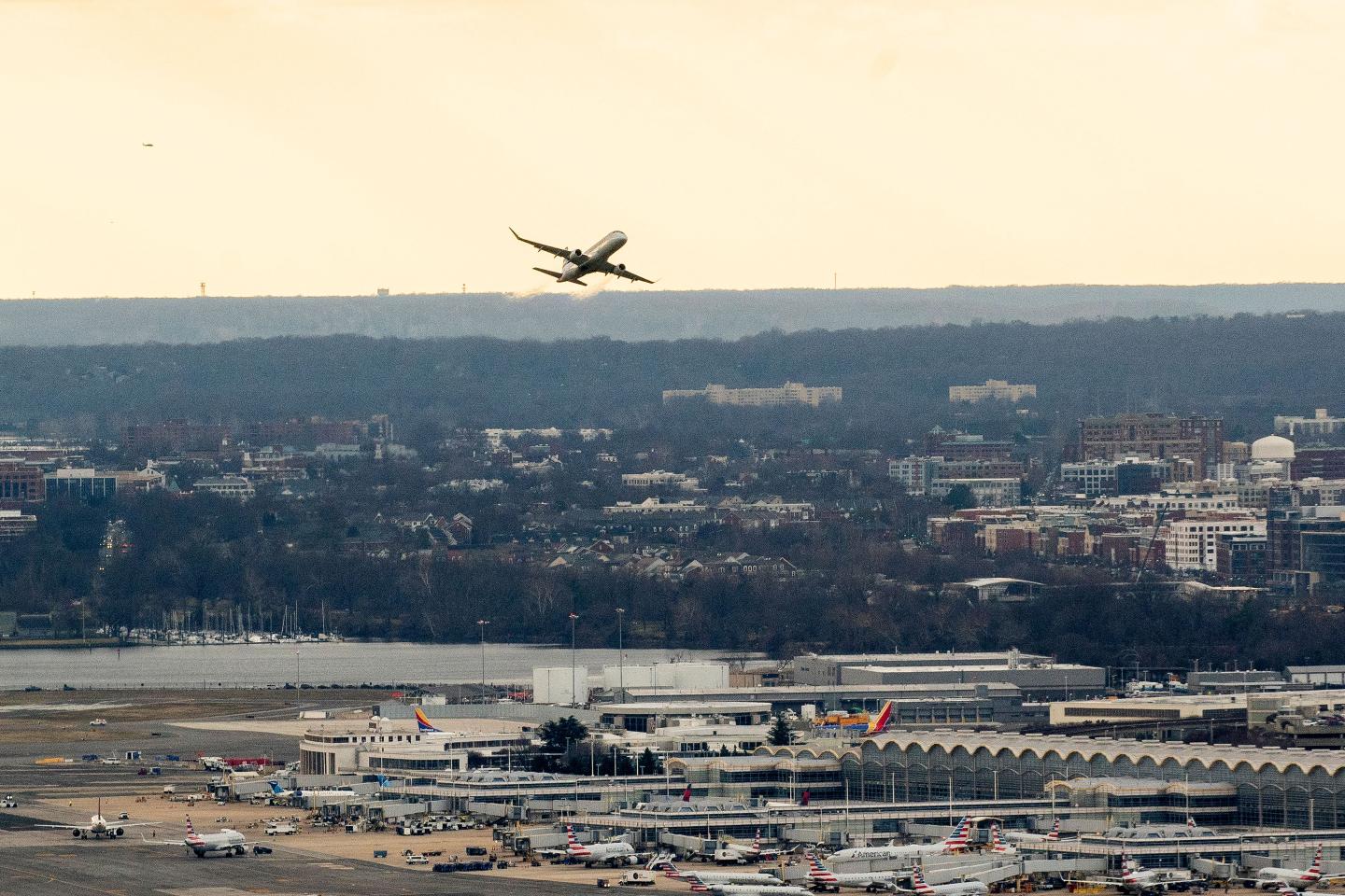 Airline industry panic prompts AT&T and Verizon to back down on 5G, criticize FAA oversight