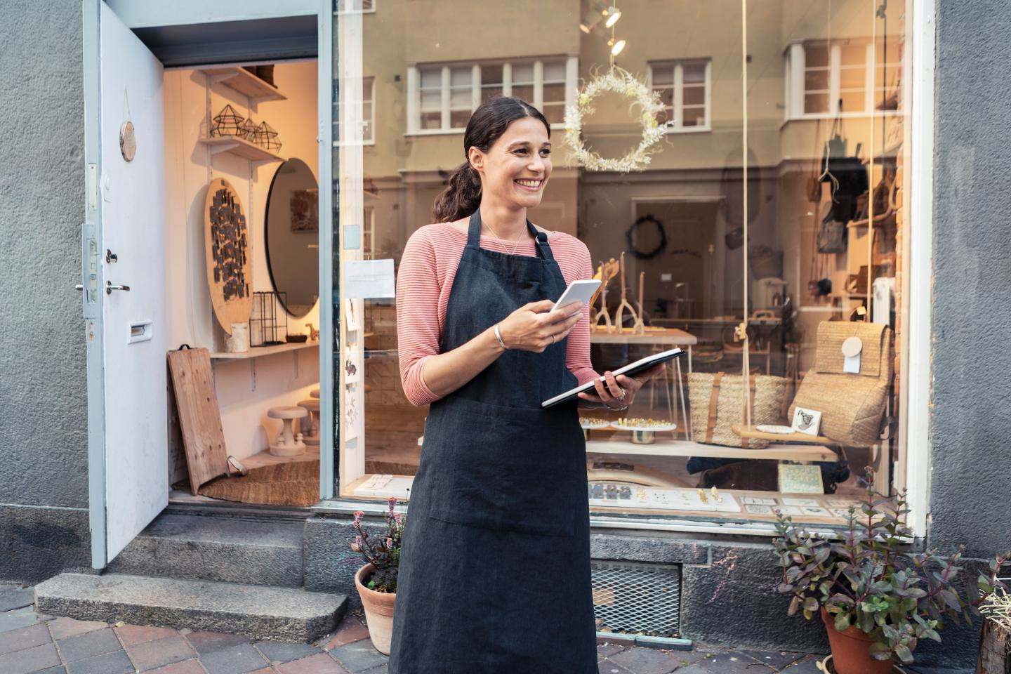 Apple will let small businesses accept payments on their iPhone with a credit card tap